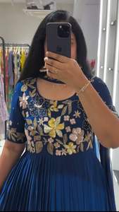 Venta al por mayor Signature Color vestido de diseñador en Premium Faux Georgette con forro interior refinado y exquisito detalle de encaje - Product Image 6