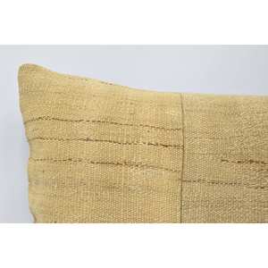 Almohada de lana de retazos Kilim de estilo vintage beige de 16x36 pulgadas, acento decorativo esponjoso de lujo para ropa de cama o pisos - Product Image 2