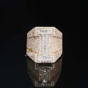 แหวนทอง 10Kt สไตล์ฮิปฮอปแบบกำหนดเองสำหรับผู้ชาย แหวนสองสีประดับเพชรโมอิสซาไนต์ทรงบาแก็ตต์ ความใส VVS งานแฮนด์เมดสำหรับงานปาร์ตี้ - Product Image 1