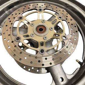 Roue avant Suzuki SV650 1999 avec disque de frein d'origine, état neuf et d'occasion, matériau en acier - Product Image 4