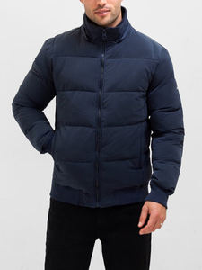 Blouson matelassé bleu marine, modélisé avec les mains dans les poches, design pratique pour le froid, idéal pour le port quotidien en hiver - Product Image 6