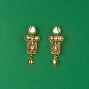 Pendientes clásicos Indo occidentales con joyería artificial chapada en Mehndi para mayoristas de moda en India - Product Image 4