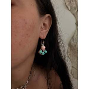 Boucles d'oreilles pendantes Navajo multicolores en pierres et turquoise, saphir en forme de cœur, plaqué or 18 carats, argent sterling - Product Image 2