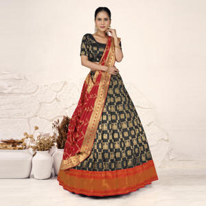 Elegante Lehenga Choli de Seda Banarasi con Diseño Clásico de Cuadros Tejidos y Dupatta en Contraste para Bodas y Fiestas - Product Image 2