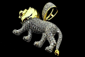 Pendentif en moissanite ronde 2ct coupe rayonnante élégante pour homme finition en or jaune 14 carats avec chaîne libre design lion hip hop - Product Image 2