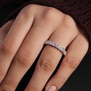 Anillo de compromiso de diamante cultivado en laboratorio redondo chapado en oro de 18 quilates para mujer - Product Image 4