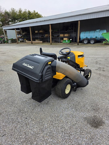 Tondeuse autoportée Cub Cadet LX42 de qualité supérieure, haute performance, structure robuste, idéale pour les grands terrains et les jardins. - Product Image 3