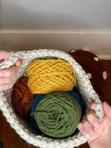 Magnifique panier en macramé en forme de champignon rouge crème, solution de rangement mignonne pour les jouets, chambre d'enfant, salle de jeux, provenance d'Inde - Product Image 3