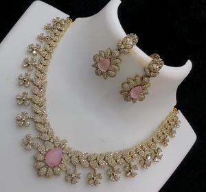 Ensemble collier et boucles d'oreilles en or de qualité supérieure avec pierres CZ pour les fêtes, les mariages, collection moderne pour femmes - Product Image 1