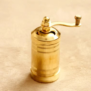 Ensemble de poivre de sel en laiton avec corps poli et design traditionnel idéal pour les cadeaux ou le style à la maison - Product Image 1