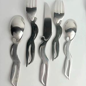 Ensemble de couverts élégant en argent antique, adapté à la décoration de table de cuisine, à la décoration de la maison, aux repas et aux réceptions, en provenance d'Inde - Product Image 1