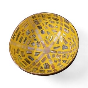 Bol en noix de coco fait à la main avec incrustation de nacre pour servir les aliments, décoration de table et usage domestique en provenance du Vietnam - Product Image 3