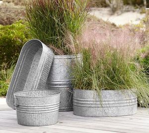 Jardineras galvanizadas de diseño antiguo duraderas y elegantes con asas adecuadas para eventos o espacios temáticos rústicos - Product Image 1