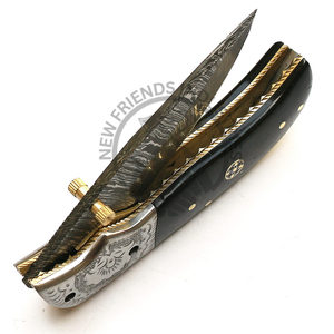 Couteau pliant damas personnalisé de haute qualité fait à la main avec manche de traversin gravé en corne de buffle pour le bricolage en plein air supporté par OEM - Product Image 4