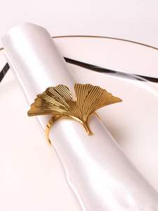 Porte-serviettes en acier inoxydable de luxe élégant en forme de feuille de ginkgo dorée pour la décoration de table à manger moderne et luxueuse - Product Image 4
