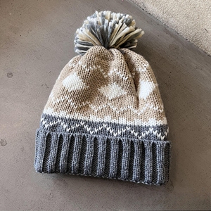 Vente en gros pour hommes et femmes Bonnet jacquard personnalisé en tricot tie-dye pour l'hiver Bonnet en acrylique chaud et souple avec écusson en cuir - Product Image 5