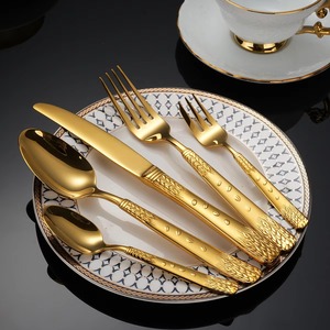 Hermoso juego de cubiertos chapados en oro con mango en relieve de acero inoxidable, tenedor brillante, cuchara, cuchillo, cubiertos para boda - Product Image 2