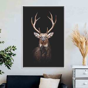 Impression sur toile de photographie de cerf élégante - Décoration moderne pour la maison sur le thème des animaux, toile encadrée blanche - Product Image 1