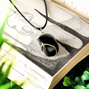 Pendentif en pierre roulée en tourmaline noire fabriquée à la main Pierre précieuse enroulée de fil de style Feng Shui pour la guérison et la protection - Product Image 5