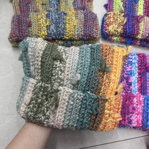 Nouveau bonnet en acrylique tricoté à la main pour femme, respirant, imperméable, vintage, personnalisé, à rayures multicolores et design ajouré - Product Image 4