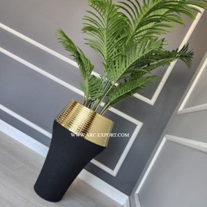 Maceta de flores metálicas pulidas en oro de último diseño con soporte de hierro sólido de Color negro Macetas de aspecto único hechas a mano más vendidas - Product Image 5