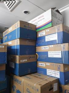 เครื่องปรับอากาศแบบแยกส่วนภายนอกอาคาร จัดส่งรวดเร็ว ความเย็นคงที่ พร้อมรีโมทคอนโทรล เหมาะสำหรับโรงเรียน กำลังความเย็นมากกว่า 30000 บีทียู COP 1111 EER - Product Image 1