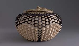 Couvercle de boîte-cadeau tressé en bambou de haute qualité fait à la main avec des feuilles de palmier pour les mariages et les occasions spéciales - Product Image 4