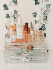 Exhibidor de Acrílico Transparente Moderno y Personalizado para Productos de Cuidado de la Piel y Maquillaje con Estantes y Organizador de Cosméticos en la Encimera - Product Image 6
