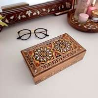 Boîte à bijoux artisanale en bois avec incrustation de nacre, motif floral gravé, design moderne et luxueux, personnalisable, pour rangement et organisation