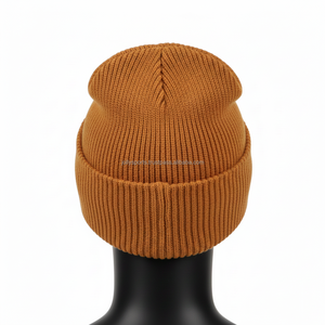 หมวกบีนนี่ผู้หญิง ผ้าอะคริลิกนุ่มถัก 300 GSM หมวกไหมพรมฤดูหนาวสีน้ำตาล ปักโลโก้แบบกำหนดเอง สไตล์แจ็คการ์ด - Product Image 2