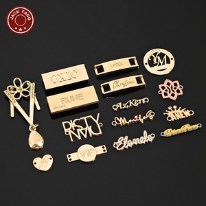 Étiquette métallique personnalisée pour vêtements, sacs, chaussures, hijabs, abayas et foulards, avec logo de marque en métal doré - Product Image 1