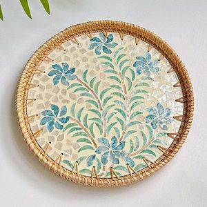 Incrustation de nacre personnalisée en gros faite à la main Capiz avec plateau de service rond en rotin multicolore d'Inde - Product Image 2