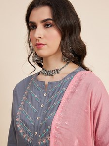 Ensemble Kurti en coton brodé élégant pour femme, coupe classique, idéal pour l'été et les occasions festives, disponible en gros - Product Image 3