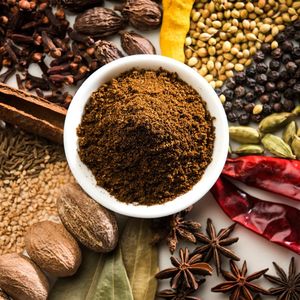 Vente en gros de meilleure qualité de poudre de garam masala indien épicé de qualité supérieure approvisionnement en vrac pour exportation d'herbes d'épices simples crues de style séché - Product Image 1