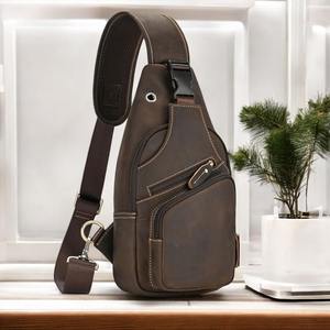 Sacoche à bandoulière en cuir de luxe au design haut de gamme avec quincaillerie dorée et compartiments intérieurs réfléchis - Product Image 2