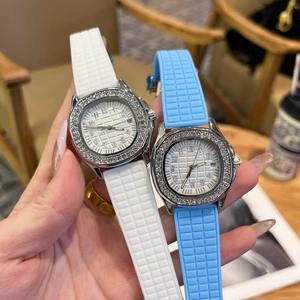 Montre de luxe personnalisée en gros d'usine avec cadran en cristal, design zircon et moissanite, haute qualité, mouvement automatique et à quartz - Product Image 3