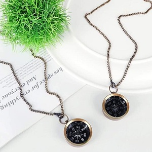 Collar de brújula con medallón de latón Vintage antiguo con pantalla de esfera de puntero para niños y niñas viene con estuche de cuero - Product Image 3