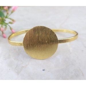 Bracelets classiques faits à la main en laiton plaqué or, style élégant avec design classique - Product Image 4