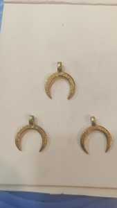 Dijes de latón hechos a medida disponibles en patrones de relieve de luna creciente para diseños de joyería también para reventa. - Product Image 2