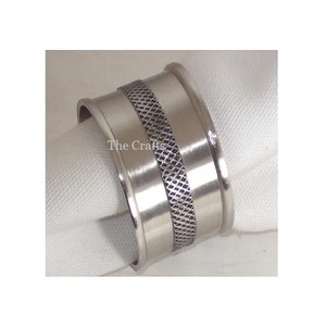 Rond de serviette en aluminium de qualité supérieure forme personnalisée ensemble de trois ronds de serviette pour une utilisation de fête de mariage - Product Image 4