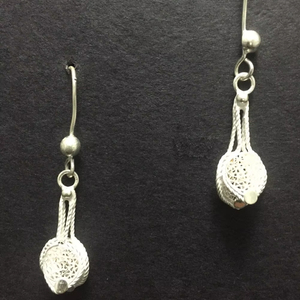 Boucles d'oreilles à clous classiques à fleurs les plus vendues, de haute qualité, brillance scintillante, bijoux indiens faits à la main, accessoires de mode élégants - Product Image 1