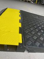 Rampe de protection de câbles robuste conforme à la norme ADA avec rampes latérales modulaires, rampe de protection de câbles à 3 canaux pour fauteuil roulant