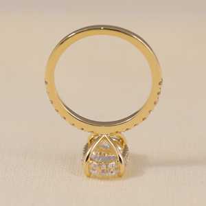 แหวนหมั้นเพชรเลี้ยงในห้องปฏิบัติการทรงรี พร้อมวงแหวนแต่งงานดีไซน์หรูหราแบบวงแหวนซ่อน - Product Image 3