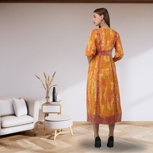 Robe midi tendance de luxe à imprimé orange moutarde avec col en V, manches trois quarts, élégante, décontractée, de créateur, vente en gros - Product Image 3