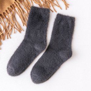 ถุงเท้าแฟชั่นขนปุยสำหรับผู้หญิงถุงเท้าขนฟูหัวใจทำจากผ้าถักลายลูกเรือนุ่มสบายสำหรับฤดูหนาวใช้ในชีวิตประจำวัน - Product Image 3