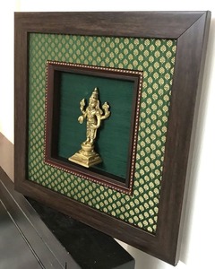 <b>Photo</b> display with wide <b>metal</b> <b>photo</b> <b>frame</b> and smooth enamel finishing suitable for wedding or luxury gifting needs - Product Image 3