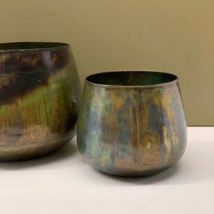 Nouveau look vases à fleurs en métal fini antique avec des éléments de design exquis pour les thèmes de décoration traditionnels et modernes - Product Image 4