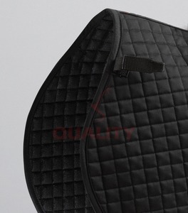 Manta de silla de montar inglesa duradera y transpirable, fabricada con paneles acolchados suaves que proporcionan un ajuste equilibrado y control de presión. - Product Image 6