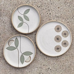 Ensemble d'assiettes en céramique Sage Leaf Art, design minimaliste peint à la main, finition glaçure lisse, conçu pour un style de repas moderne - Product Image 4