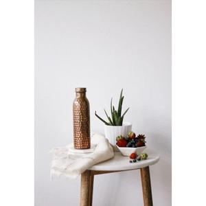 Bouteilles en cuivre vendues à chaud avec un design gravé de qualité supérieure et des performances étanches et des propriétés ayurvédiques améliorant la santé - Product Image 1